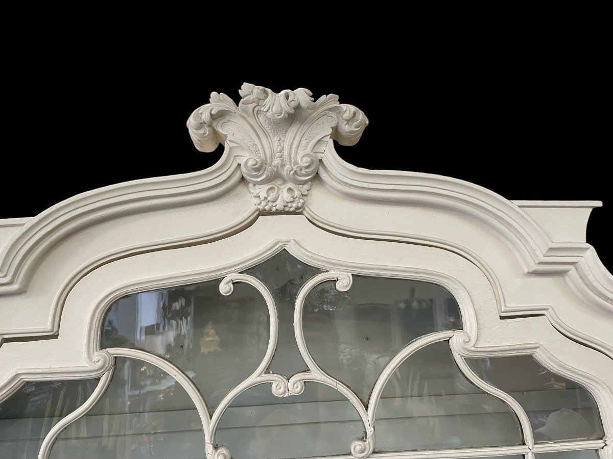 Charming white patinated display cabinet Louis XV 18th century. Beautiful large display cabinet consisting of 2 parts , 1 large display door with large drawer underneath and 2 doors at the bottom. Dimensions : Height : 258 cm ( 84 + 174 cm ) Width : 164