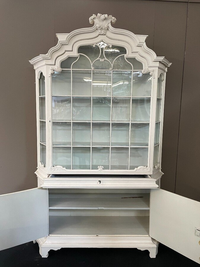 Charming white patinated display cabinet Louis XV 18th century. Beautiful large display cabinet consisting of 2 parts , 1 large display door with large drawer underneath and 2 doors at the bottom. Dimensions : Height : 258 cm ( 84 + 174 cm ) Width : 164