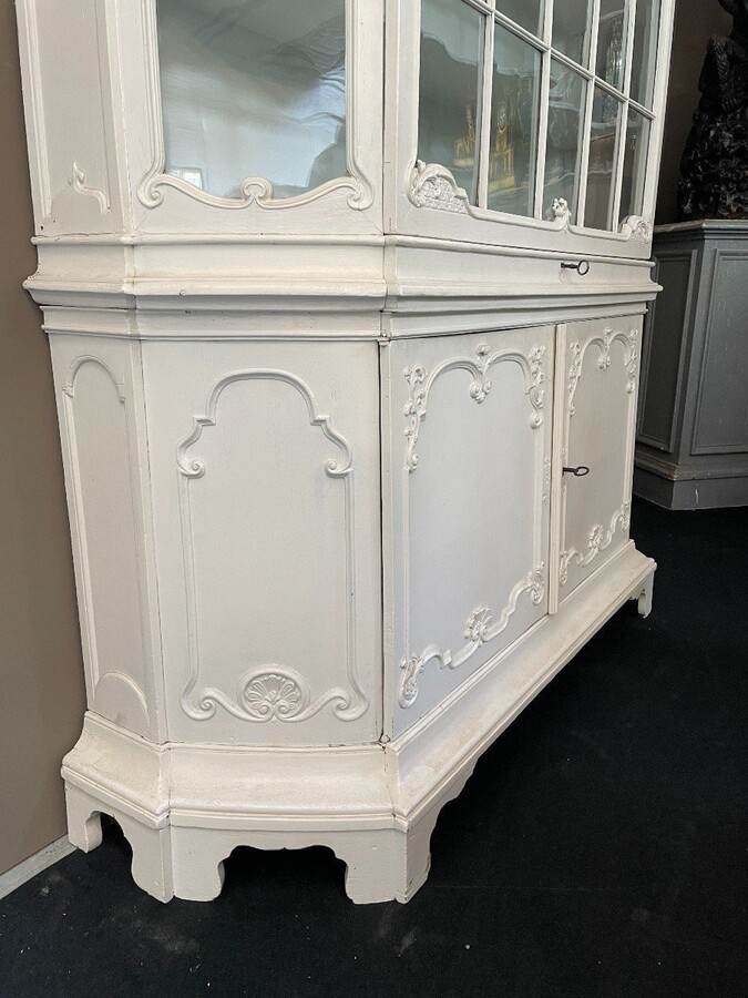Charming white patinated display cabinet Louis XV 18th century. Beautiful large display cabinet consisting of 2 parts , 1 large display door with large drawer underneath and 2 doors at the bottom. Dimensions : Height : 258 cm ( 84 + 174 cm ) Width : 164