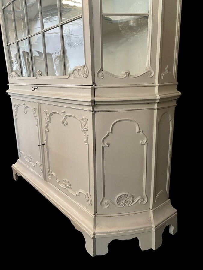 Charming white patinated display cabinet Louis XV 18th century. Beautiful large display cabinet consisting of 2 parts , 1 large display door with large drawer underneath and 2 doors at the bottom. Dimensions : Height : 258 cm ( 84 + 174 cm ) Width : 164