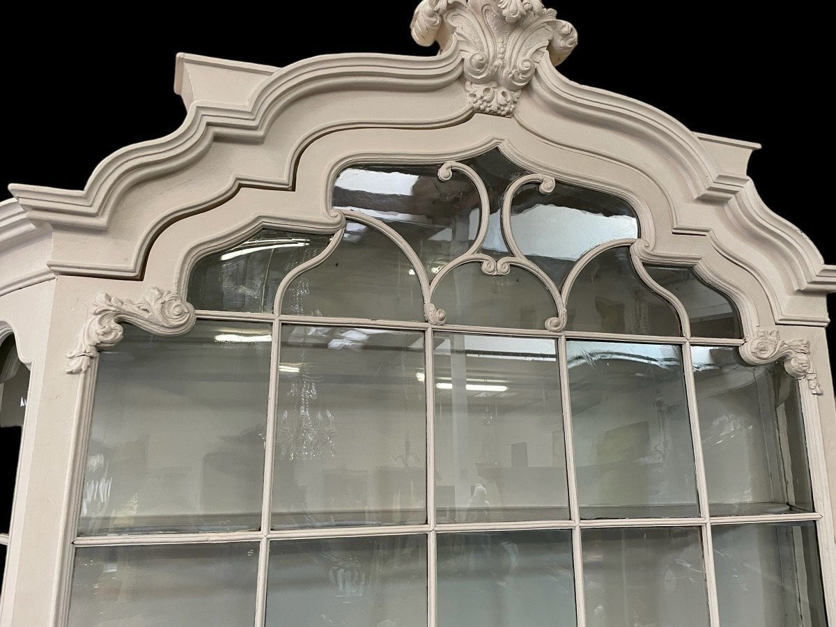 Charming white patinated display cabinet Louis XV 18th century. Beautiful large display cabinet consisting of 2 parts , 1 large display door with large drawer underneath and 2 doors at the bottom. Dimensions : Height : 258 cm ( 84 + 174 cm ) Width : 164