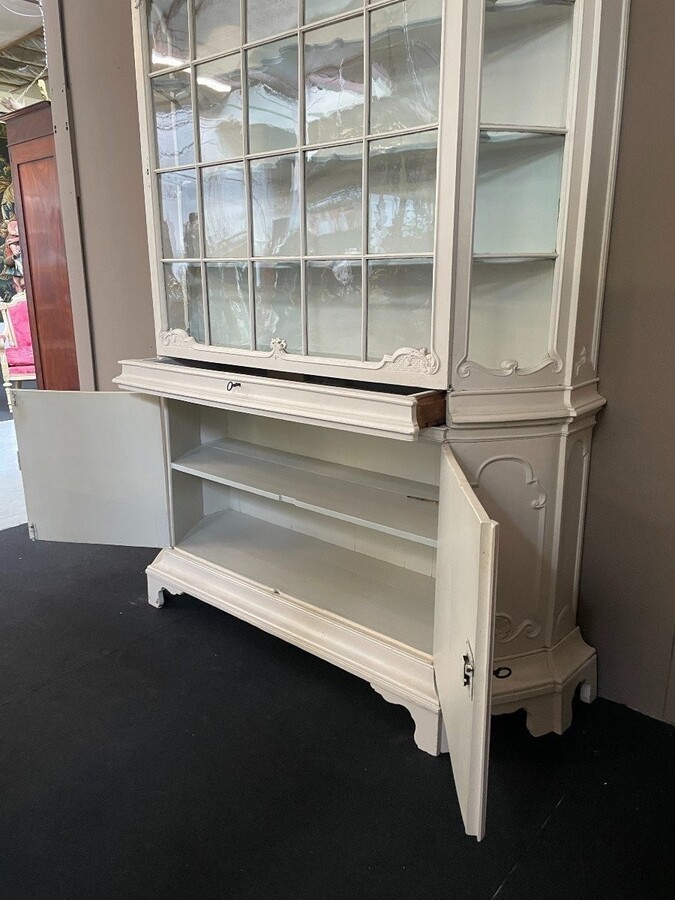 Charming white patinated display cabinet Louis XV 18th century. Beautiful large display cabinet consisting of 2 parts , 1 large display door with large drawer underneath and 2 doors at the bottom. Dimensions : Height : 258 cm ( 84 + 174 cm ) Width : 164