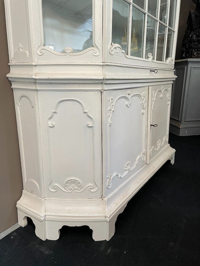 Charming white patinated display cabinet Louis XV 18th century. Beautiful large display cabinet consisting of 2 parts , 1 large display door with large drawer underneath and 2 doors at the bottom. Dimensions : Height : 258 cm ( 84 + 174 cm ) Width : 164
