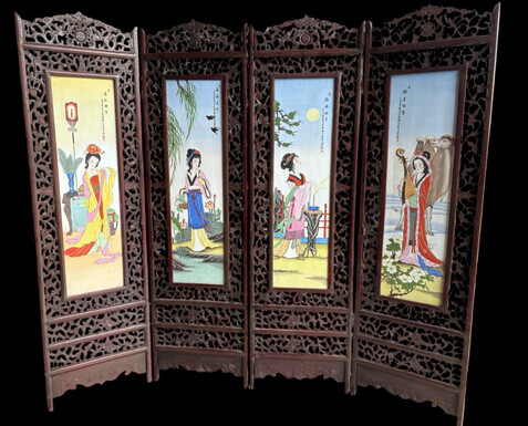 Chinese screen with four double-sided panels in wood/porcelain from the early 20th century. Large porcelain plaques depicting 4 elegant ladies on one side and 4 mountain landscapes on the other. All the panels are signed and in very good condition.