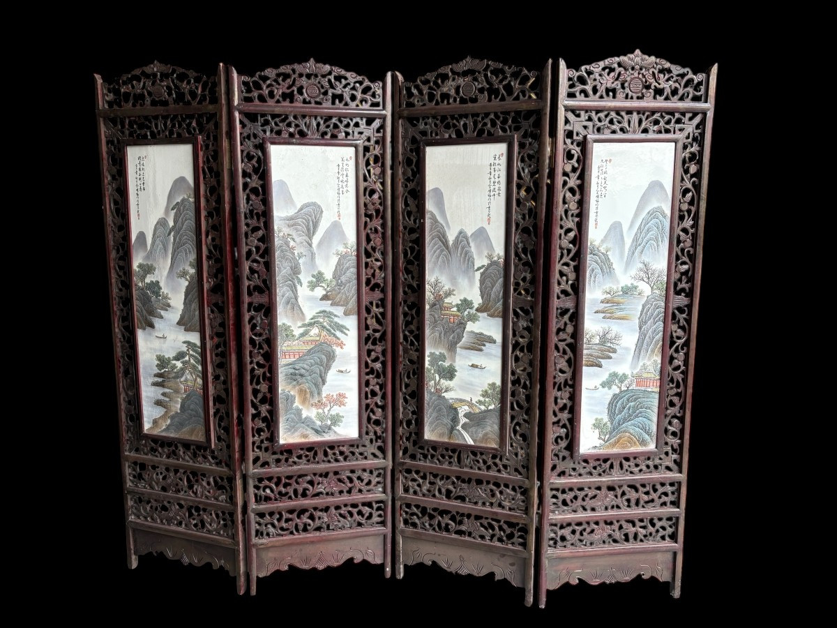 Chinese screen with four double-sided panels in wood/porcelain from the early 20th century. Large porcelain plaques depicting 4 elegant ladies on one side and 4 mountain landscapes on the other. All the panels are signed and in very good condition.