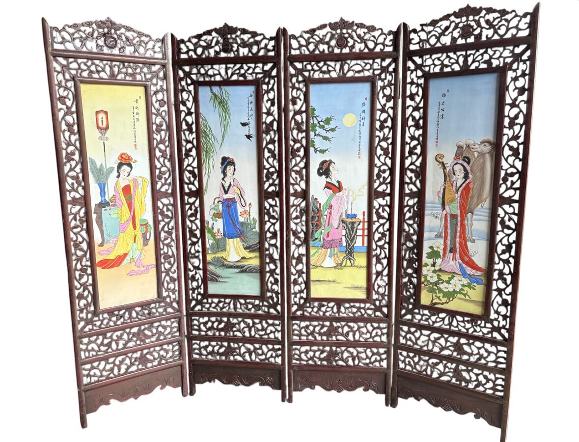 Chinese screen with four double-sided panels in wood/porcelain from the early 20th century. Large porcelain plaques depicting 4 elegant ladies on one side and 4 mountain landscapes on the other. All the panels are signed and in very good condition.