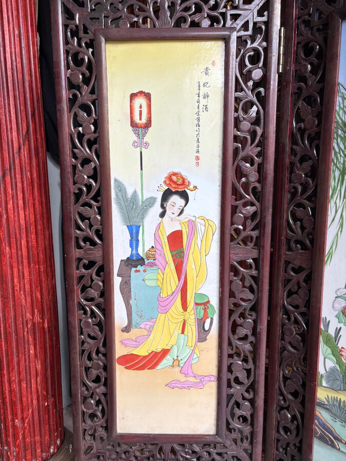 Chinese screen with four double-sided panels in wood/porcelain from the early 20th century. Large porcelain plaques depicting 4 elegant ladies on one side and 4 mountain landscapes on the other. All the panels are signed and in very good condition.
