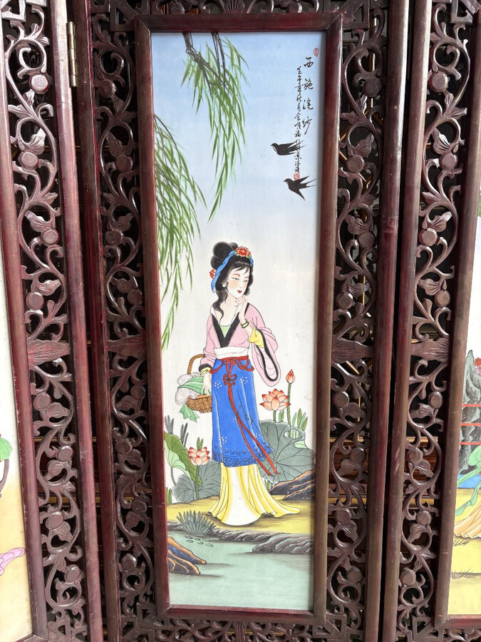 Chinese screen with four double-sided panels in wood/porcelain from the early 20th century. Large porcelain plaques depicting 4 elegant ladies on one side and 4 mountain landscapes on the other. All the panels are signed and in very good condition.