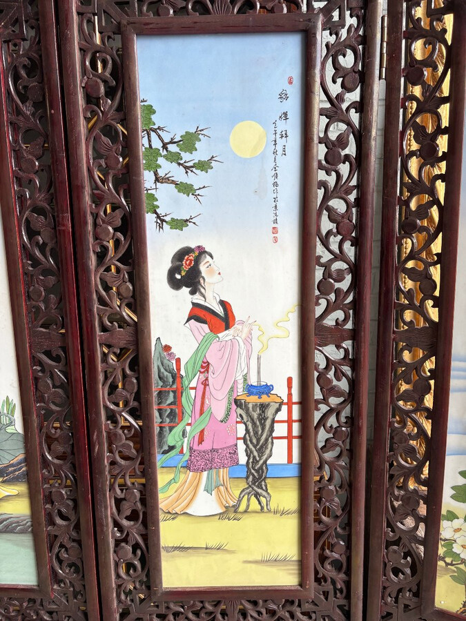 Chinese screen with four double-sided panels in wood/porcelain from the early 20th century. Large porcelain plaques depicting 4 elegant ladies on one side and 4 mountain landscapes on the other. All the panels are signed and in very good condition.