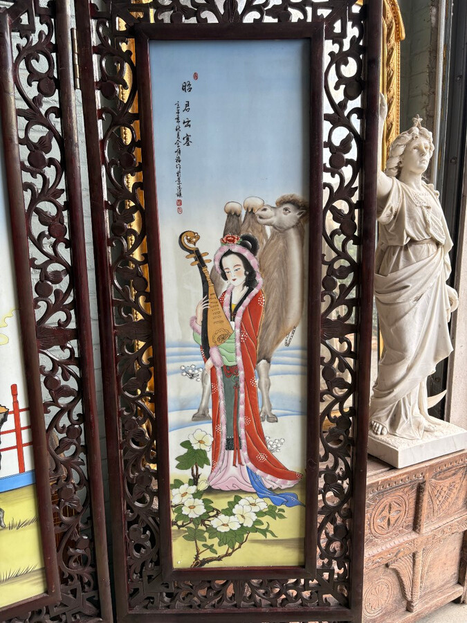 Chinese screen with four double-sided panels in wood/porcelain from the early 20th century. Large porcelain plaques depicting 4 elegant ladies on one side and 4 mountain landscapes on the other. All the panels are signed and in very good condition.
