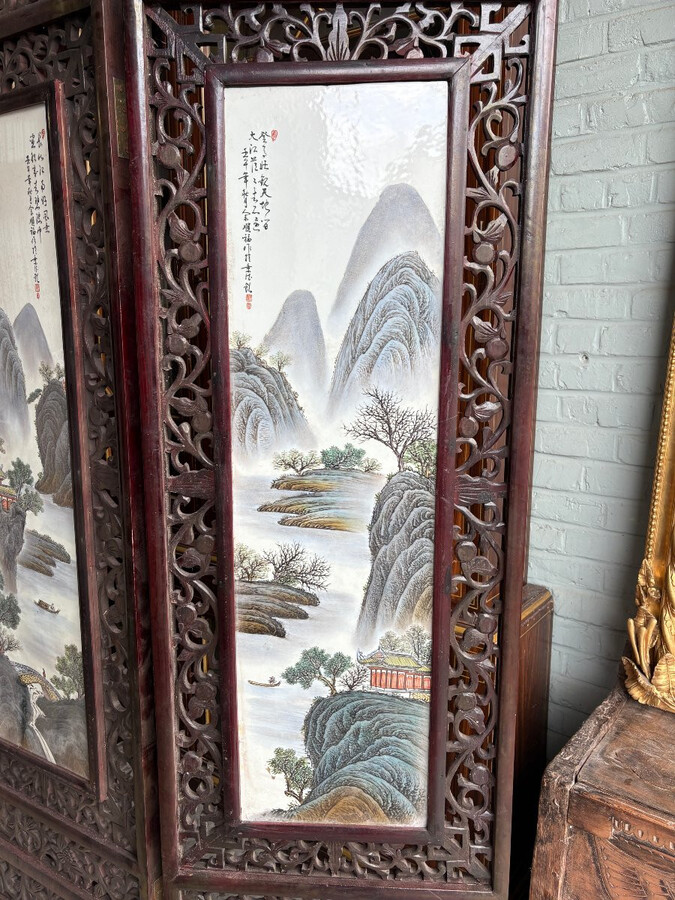 Chinese screen with four double-sided panels in wood/porcelain from the early 20th century. Large porcelain plaques depicting 4 elegant ladies on one side and 4 mountain landscapes on the other. All the panels are signed and in very good condition.