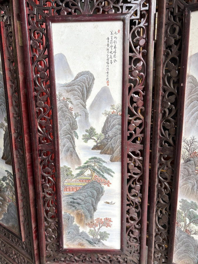 Chinese screen with four double-sided panels in wood/porcelain from the early 20th century. Large porcelain plaques depicting 4 elegant ladies on one side and 4 mountain landscapes on the other. All the panels are signed and in very good condition.