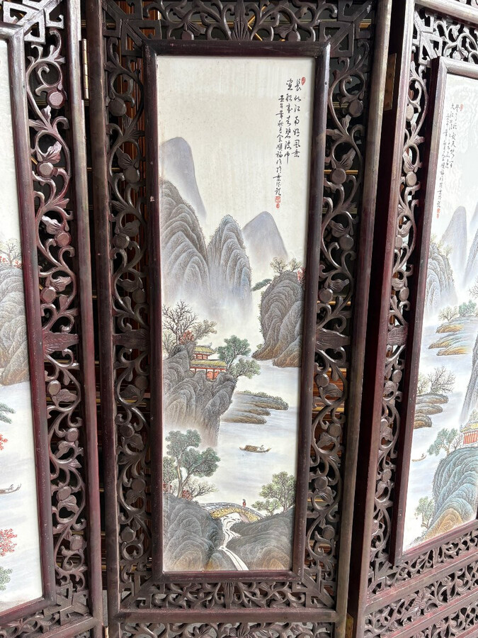 Chinese screen with four double-sided panels in wood/porcelain from the early 20th century. Large porcelain plaques depicting 4 elegant ladies on one side and 4 mountain landscapes on the other. All the panels are signed and in very good condition.