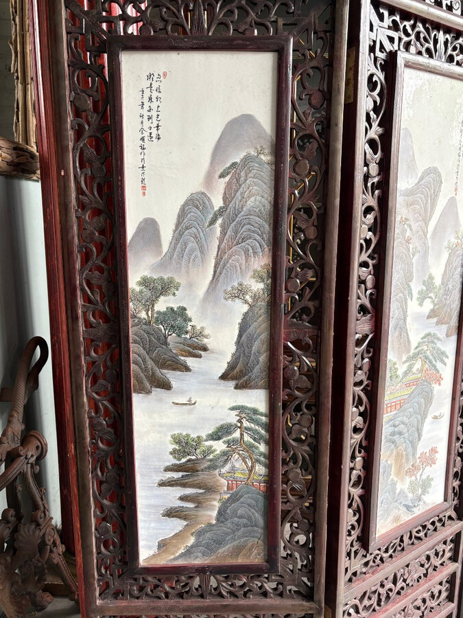 Chinese screen with four double-sided panels in wood/porcelain from the early 20th century. Large porcelain plaques depicting 4 elegant ladies on one side and 4 mountain landscapes on the other. All the panels are signed and in very good condition.