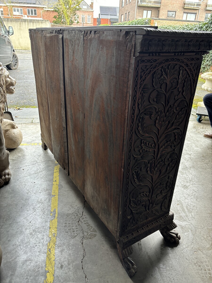 Curved 4-door furniture in hardwood , Burma 19th century Decorative furniture with beautiful openwork doors and standing on 6 claw feet. Furniture in good condition , needs a refresh. Dimensions : Width : 147 cm Height : 115 cm Depth : 35 / 45 cm Beautifu