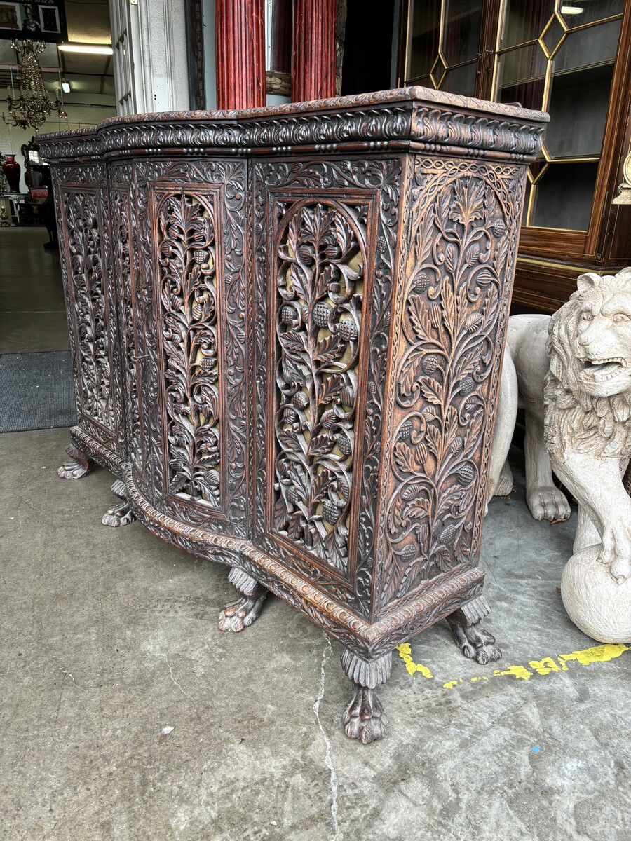 Curved 4-door furniture in hardwood , Burma 19th century Decorative furniture with beautiful openwork doors and standing on 6 claw feet. Furniture in good condition , needs a refresh. Dimensions : Width : 147 cm Height : 115 cm Depth : 35 / 45 cm Beautifu