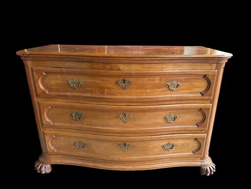 Curved Louis XV chest of drawers in cherry wood from the 18th century. Beautiful large chest of drawers in cherry wood with 3 curved drawers with original locks and fittings, key missing. Resting on 2 large claw feet. Needs some restauration