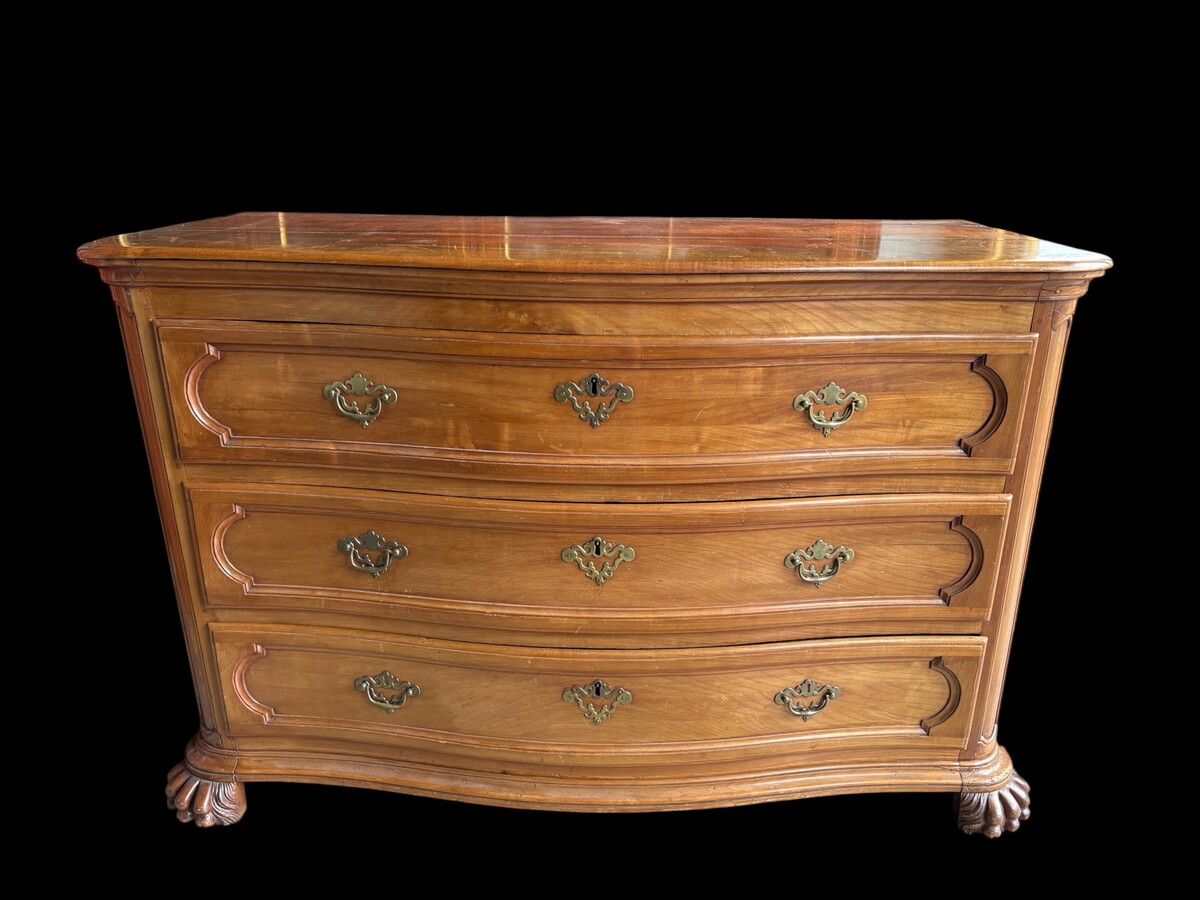 Curved Louis XV chest of drawers in cherry wood from the 18th century. Beautiful large chest of drawers in cherry wood with 3 curved drawers with original locks and fittings, key missing. Resting on 2 large claw feet. Needs some restauration