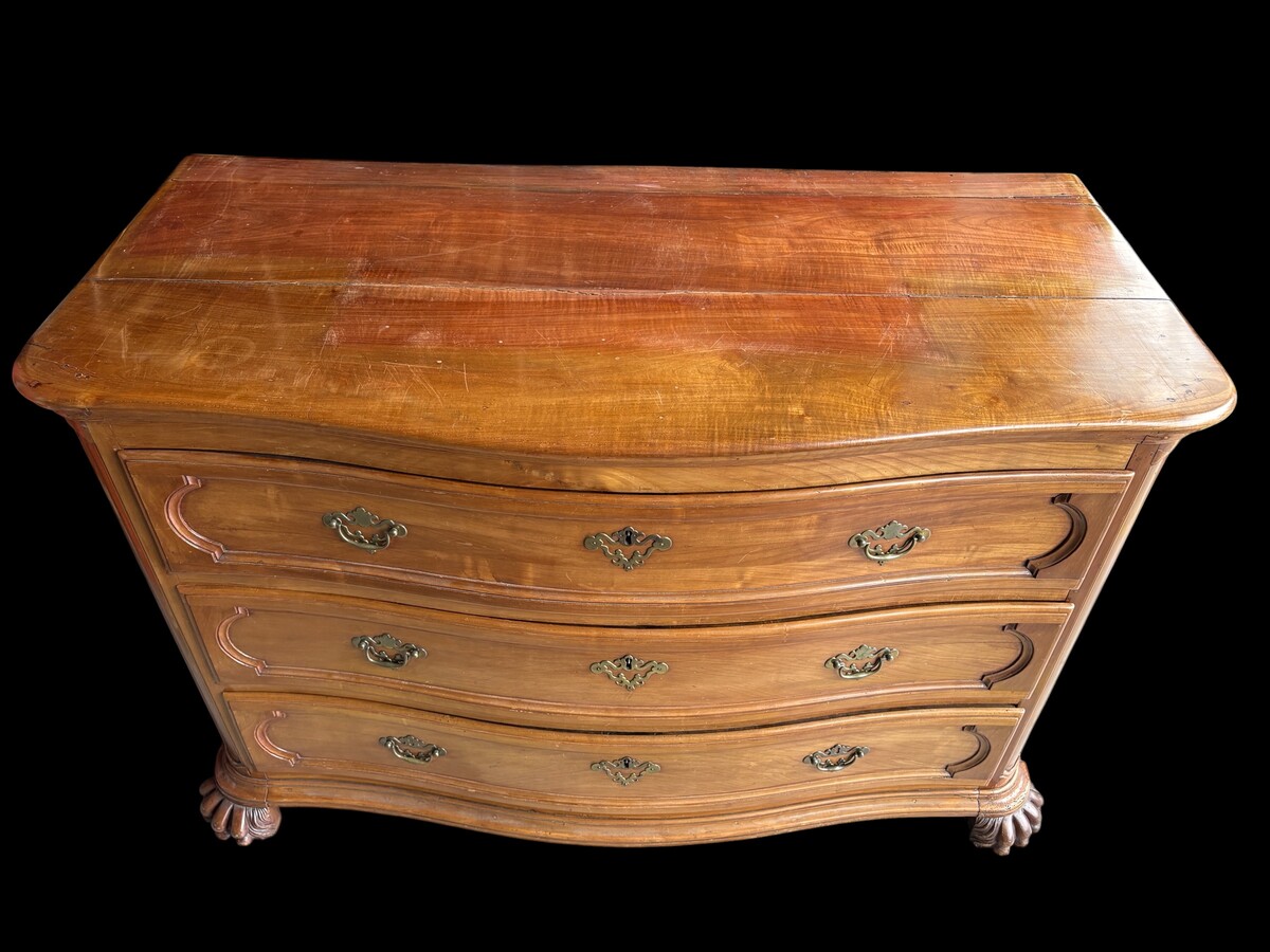 Curved Louis XV chest of drawers in cherry wood from the 18th century. Beautiful large chest of drawers in cherry wood with 3 curved drawers with original locks and fittings, key missing. Resting on 2 large claw feet. Needs some restauration