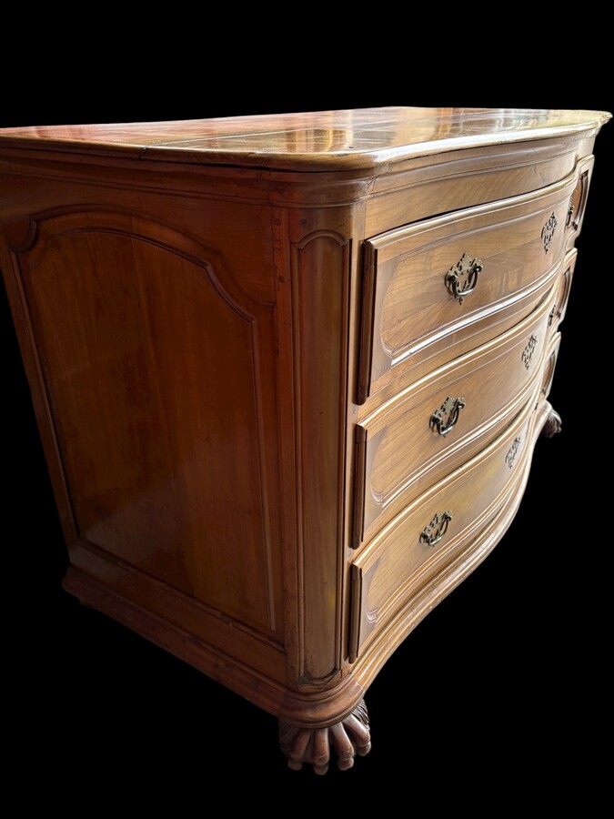 Curved Louis XV chest of drawers in cherry wood from the 18th century. Beautiful large chest of drawers in cherry wood with 3 curved drawers with original locks and fittings, key missing. Resting on 2 large claw feet. Needs some restauration