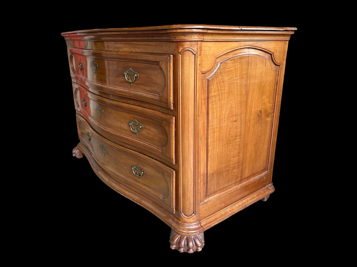 Curved Louis XV chest of drawers in cherry wood from the 18th century. Beautiful large chest of drawers in cherry wood with 3 curved drawers with original locks and fittings, key missing. Resting on 2 large claw feet. Needs some restauration