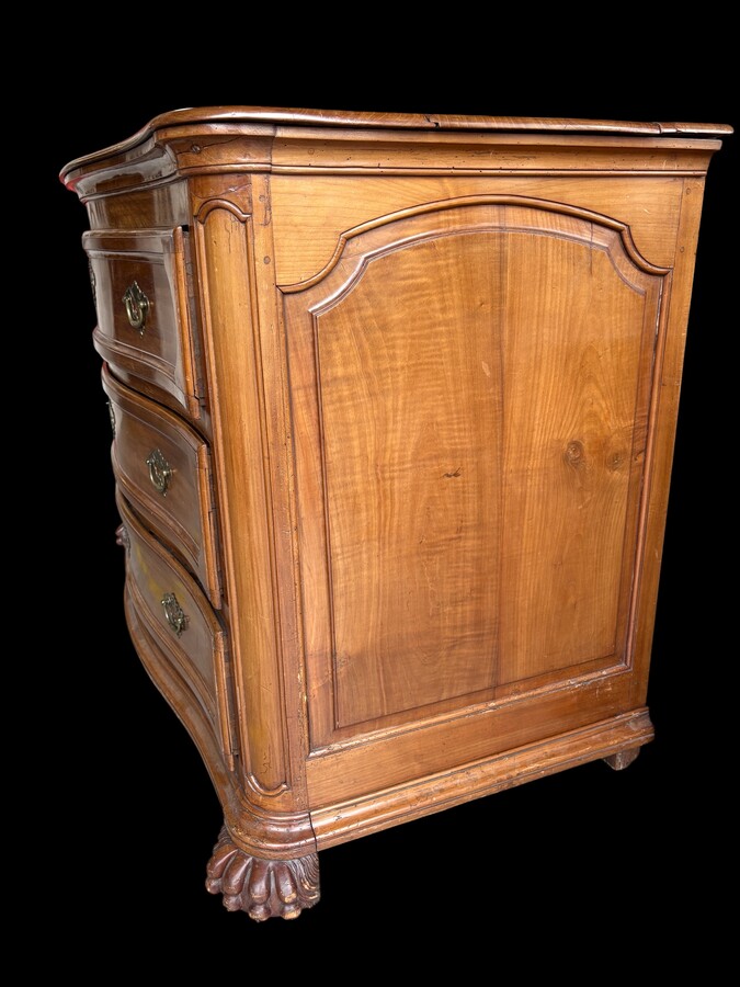 Curved Louis XV chest of drawers in cherry wood from the 18th century. Beautiful large chest of drawers in cherry wood with 3 curved drawers with original locks and fittings, key missing. Resting on 2 large claw feet. Needs some restauration