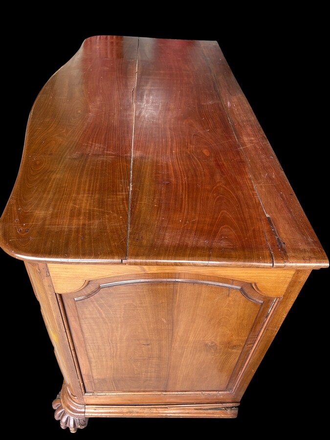 Curved Louis XV chest of drawers in cherry wood from the 18th century. Beautiful large chest of drawers in cherry wood with 3 curved drawers with original locks and fittings, key missing. Resting on 2 large claw feet. Needs some restauration