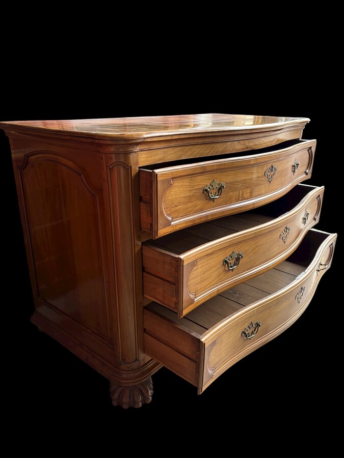 Curved Louis XV chest of drawers in cherry wood from the 18th century. Beautiful large chest of drawers in cherry wood with 3 curved drawers with original locks and fittings, key missing. Resting on 2 large claw feet. Needs some restauration