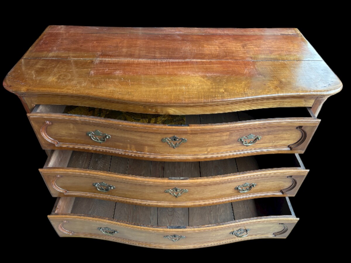 Curved Louis XV chest of drawers in cherry wood from the 18th century. Beautiful large chest of drawers in cherry wood with 3 curved drawers with original locks and fittings, key missing. Resting on 2 large claw feet. Needs some restauration