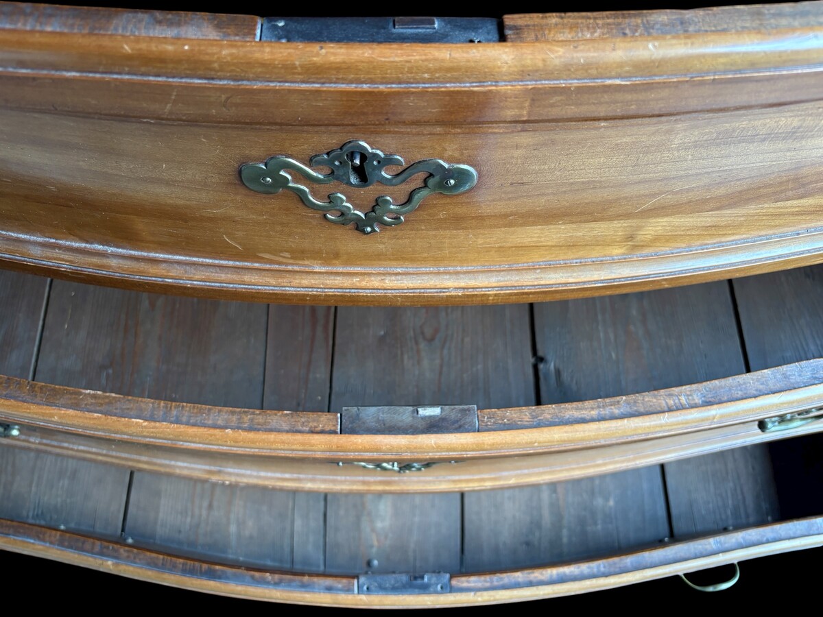 Curved Louis XV chest of drawers in cherry wood from the 18th century. Beautiful large chest of drawers in cherry wood with 3 curved drawers with original locks and fittings, key missing. Resting on 2 large claw feet. Needs some restauration