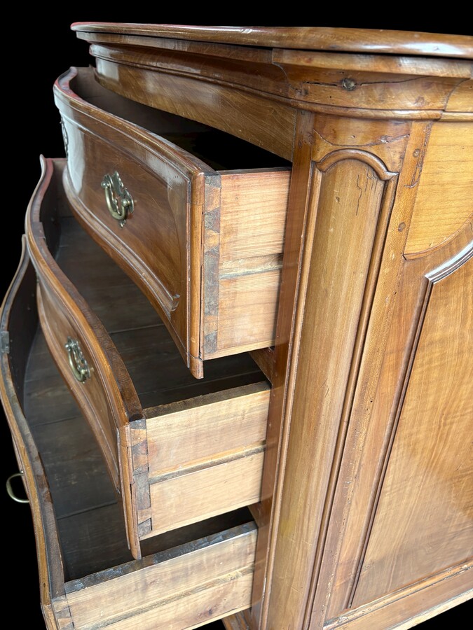 Curved Louis XV chest of drawers in cherry wood from the 18th century. Beautiful large chest of drawers in cherry wood with 3 curved drawers with original locks and fittings, key missing. Resting on 2 large claw feet. Needs some restauration