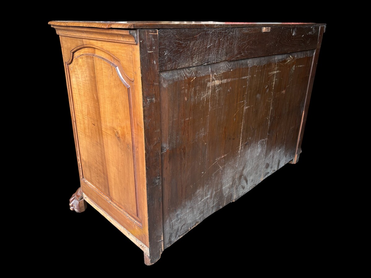 Curved Louis XV chest of drawers in cherry wood from the 18th century. Beautiful large chest of drawers in cherry wood with 3 curved drawers with original locks and fittings, key missing. Resting on 2 large claw feet. Needs some restauration