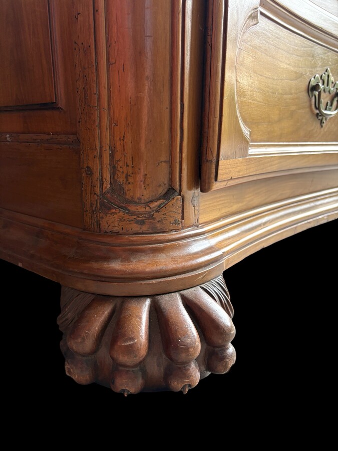 Curved Louis XV chest of drawers in cherry wood from the 18th century. Beautiful large chest of drawers in cherry wood with 3 curved drawers with original locks and fittings, key missing. Resting on 2 large claw feet. Needs some restauration