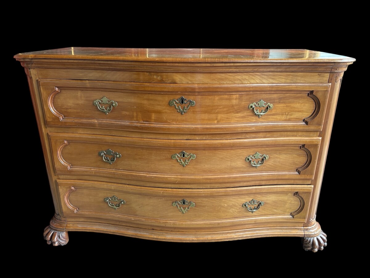 Curved Louis XV chest of drawers in cherry wood from the 18th century. Beautiful large chest of drawers in cherry wood with 3 curved drawers with original locks and fittings, key missing. Resting on 2 large claw feet. Needs some restauration