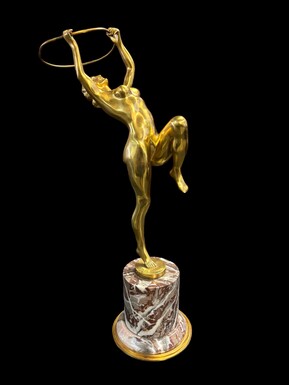 Dancing woman with a hoop in bronze ART DECO Decorative bronze sculpture , signed A.GALOT , standing on a coloured marble base. Dimensions : Height : 54 cm Diameter marble base : 15 cm In good condition , hoop slightly bent. Nice bronze sculpture from abo