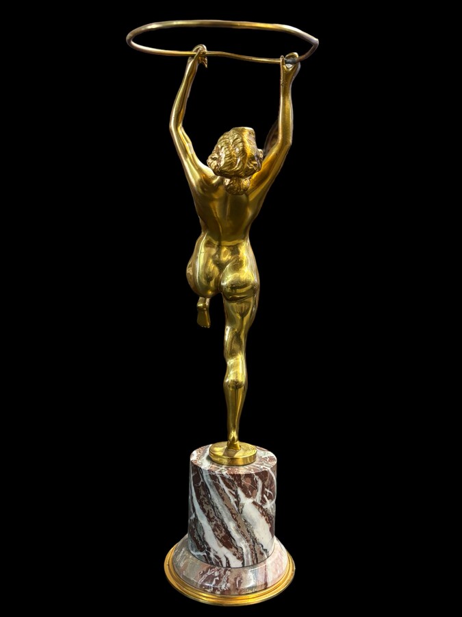 Dancing woman with a hoop in bronze ART DECO Decorative bronze sculpture , signed A.GALOT , standing on a coloured marble base. Dimensions : Height : 54 cm Diameter marble base : 15 cm In good condition , hoop slightly bent. Nice bronze sculpture from abo