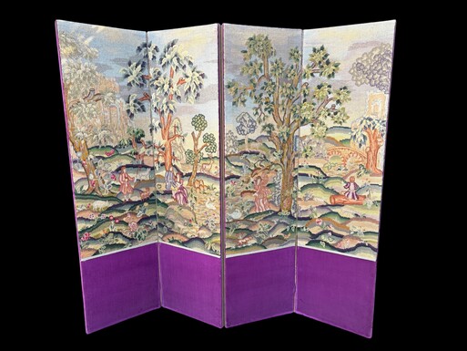 Decorative 4-panel embroidered screen, dating from 1900 A superb screen depicting romantic scenes featuring nobles, trees, animals, flowers, ponds, forests, etc. On the front, four large panels beautifully embroidered with a purple velvet border
