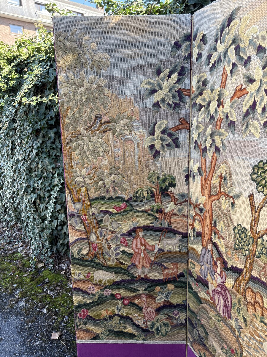 Decorative 4-panel embroidered screen, dating from 1900 A superb screen depicting romantic scenes featuring nobles, trees, animals, flowers, ponds, forests, etc. On the front, four large panels beautifully embroidered with a purple velvet border