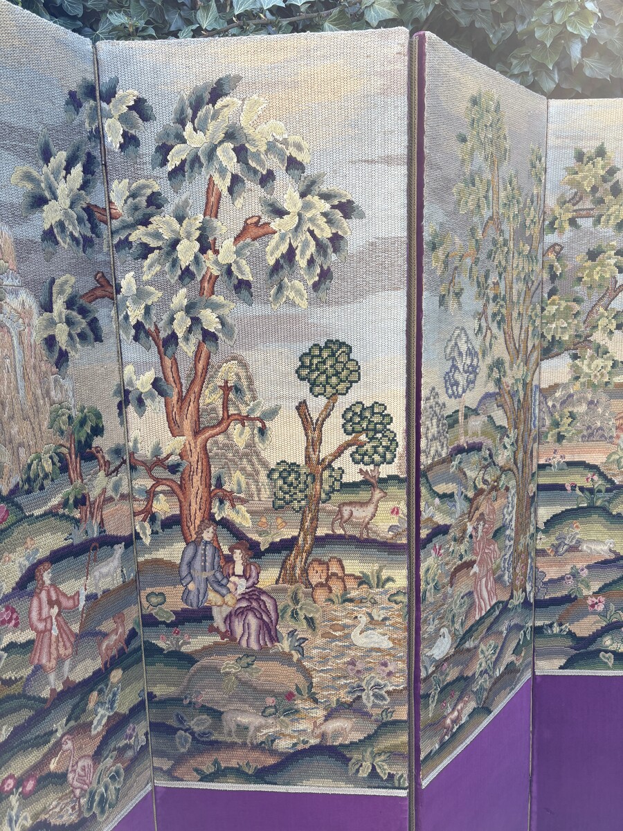 Decorative 4-panel embroidered screen, dating from 1900 A superb screen depicting romantic scenes featuring nobles, trees, animals, flowers, ponds, forests, etc. On the front, four large panels beautifully embroidered with a purple velvet border