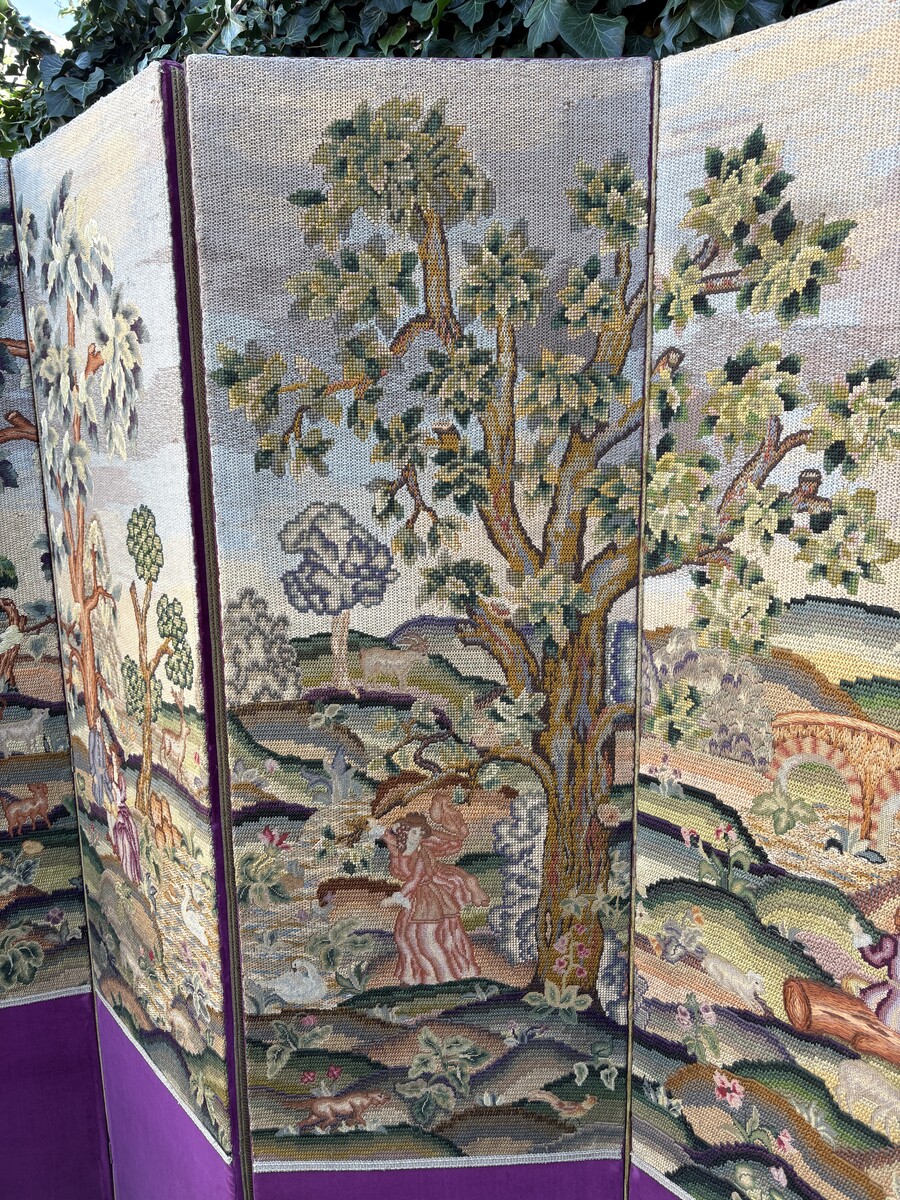 Decorative 4-panel embroidered screen, dating from 1900 A superb screen depicting romantic scenes featuring nobles, trees, animals, flowers, ponds, forests, etc. On the front, four large panels beautifully embroidered with a purple velvet border