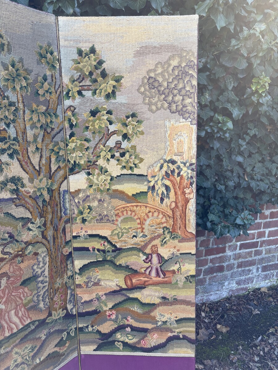 Decorative 4-panel embroidered screen, dating from 1900 A superb screen depicting romantic scenes featuring nobles, trees, animals, flowers, ponds, forests, etc. On the front, four large panels beautifully embroidered with a purple velvet border