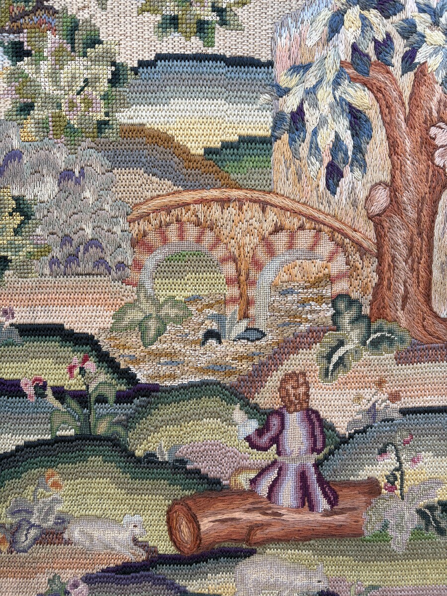 Decorative 4-panel embroidered screen, dating from 1900 A superb screen depicting romantic scenes featuring nobles, trees, animals, flowers, ponds, forests, etc. On the front, four large panels beautifully embroidered with a purple velvet border