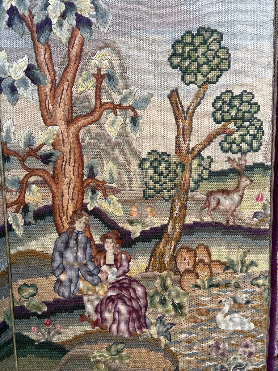 Decorative 4-panel embroidered screen, dating from 1900 A superb screen depicting romantic scenes featuring nobles, trees, animals, flowers, ponds, forests, etc. On the front, four large panels beautifully embroidered with a purple velvet border