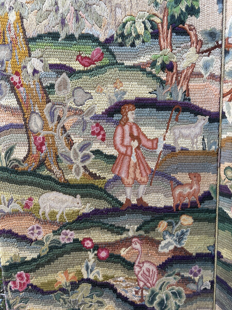 Decorative 4-panel embroidered screen, dating from 1900 A superb screen depicting romantic scenes featuring nobles, trees, animals, flowers, ponds, forests, etc. On the front, four large panels beautifully embroidered with a purple velvet border