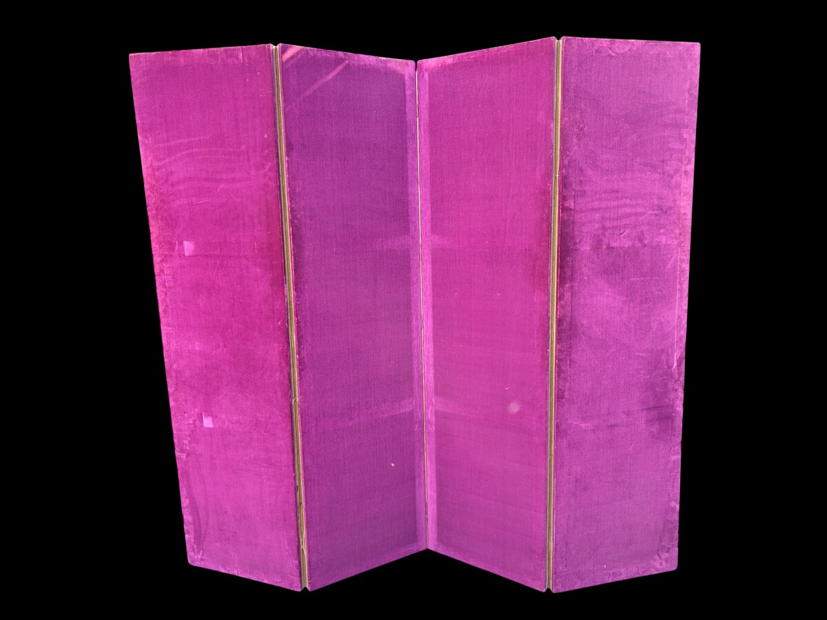 Decorative 4-panel embroidered screen, dating from 1900 A superb screen depicting romantic scenes featuring nobles, trees, animals, flowers, ponds, forests, etc. On the front, four large panels beautifully embroidered with a purple velvet border