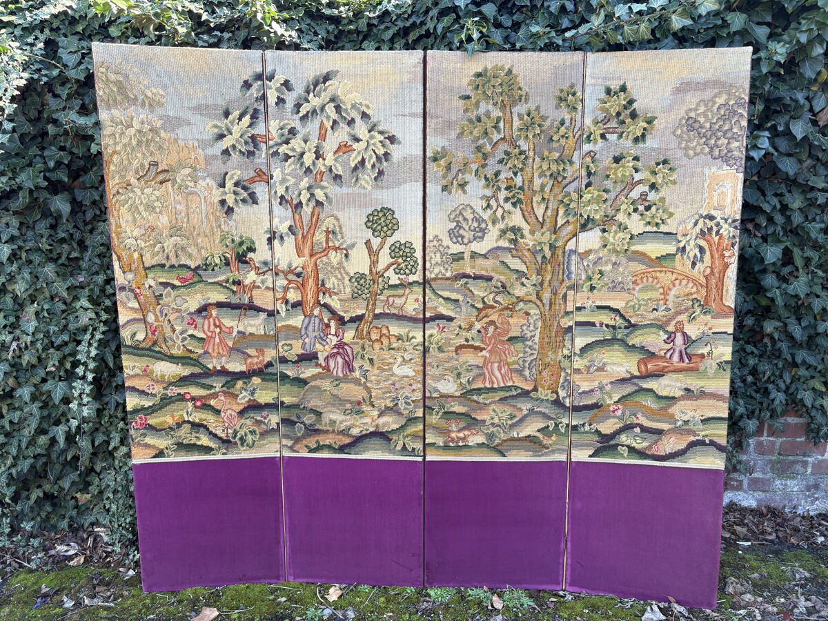 Decorative 4-panel embroidered screen, dating from 1900 A superb screen depicting romantic scenes featuring nobles, trees, animals, flowers, ponds, forests, etc. On the front, four large panels beautifully embroidered with a purple velvet border
