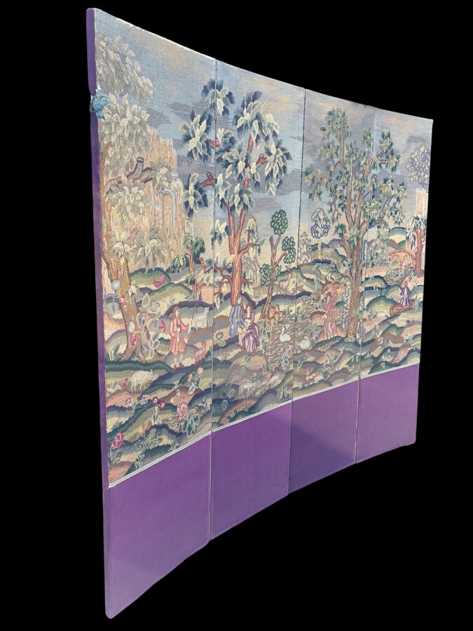 Decorative 4-panel embroidered screen, dating from 1900 A superb screen depicting romantic scenes featuring nobles, trees, animals, flowers, ponds, forests, etc. On the front, four large panels beautifully embroidered with a purple velvet border