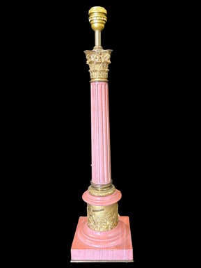 Decorative ‘column with capital’ lamp base in special pink marble with gilded bronze ornamentation Total height: 69 cm Base: 17 x 17 cm In very good condition (minimal restoration to the plinth, see photo