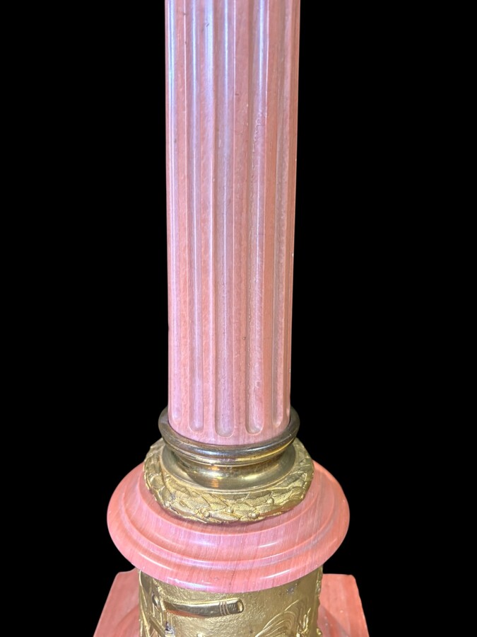 Decorative ‘column with capital’ lamp base in special pink marble with gilded bronze ornamentation Total height: 69 cm Base: 17 x 17 cm In very good condition (minimal restoration to the plinth, see photo