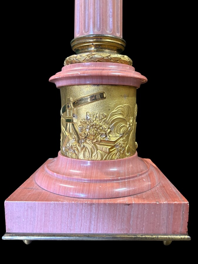 Decorative ‘column with capital’ lamp base in special pink marble with gilded bronze ornamentation Total height: 69 cm Base: 17 x 17 cm In very good condition (minimal restoration to the plinth, see photo